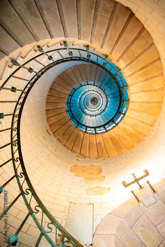 Escalier en colimaçon dans le phare d'Eckmühl, Finistère sud, Bretagne, France
