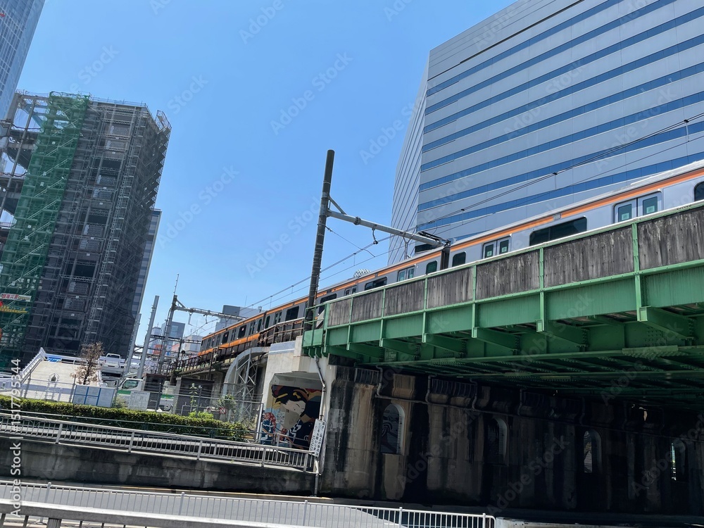 Fototapeta premium Urban Train Passing Over Bridge in Shinjuku Tokyo