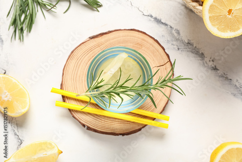 Refreshing lemonade drink w...