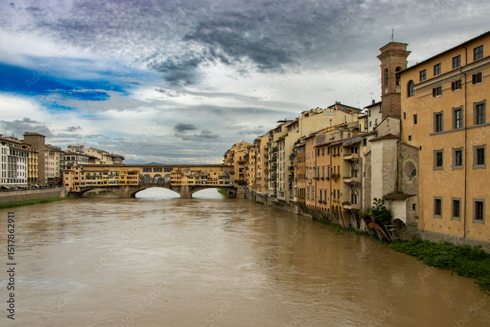 Obraz premium The wonderful Ponte Vecchio spans the Arno River