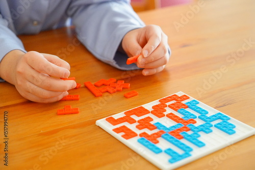 陣取りの二人対戦用ボードゲーム で遊んでいる子供
