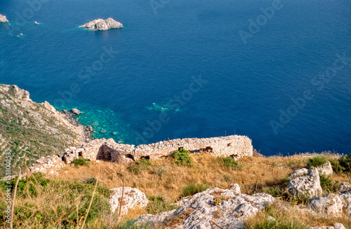 eingescanntes historisches Farbfoto der Küstenregion von Paleokastritsa mit Felsen und Bergen auf der griechischen Insel Korfu bei schönem, sonnigem Wetter photo