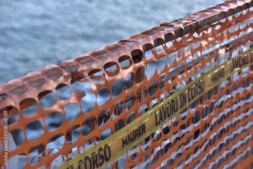 Rete di sicurezza arancione Maurer per delimitazione cantiere con nastro di segnalazione