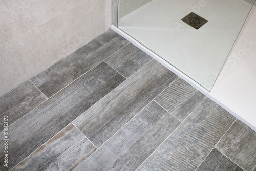 Foto Carrelage imitation parquet gris dans la salle de bain