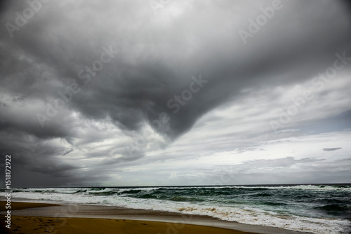 Dunkle Sturmwolken über einem Ozean