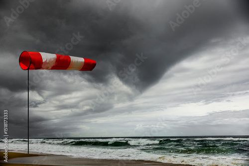 Dunkle Sturmwolken über einem Ozean mit Windfahne