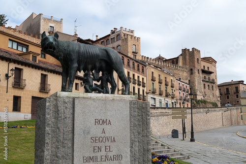 Monumento de Roma a Segovia en el milenario de su acueducto, loba romana, castilla y leon, españa.