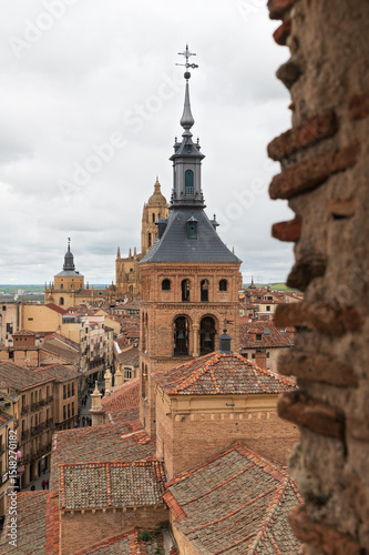 Panoramica de la calle mayor, iglesias y catedral en Segovia, castilla y leon, españa.