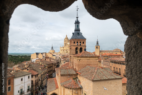 Panoramica de la calle mayor, iglesias y catedral en Segovia, castilla y leon, españa.