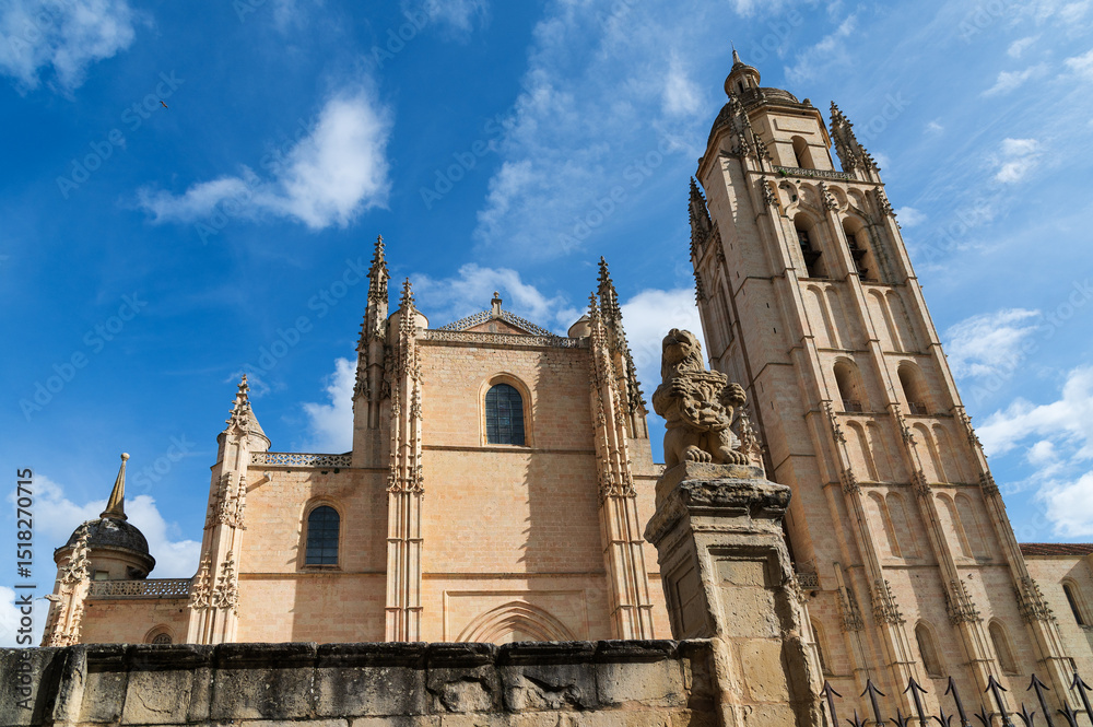 Fototapeta premium Vista de la catedral de Segovia, monumento nacional, castilla y leon, españa.