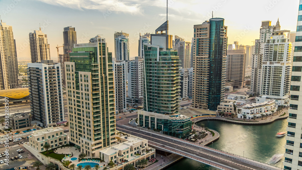 Obraz premium Aerial view timelapse of Dubai Marina at day time in Dubai, UAE