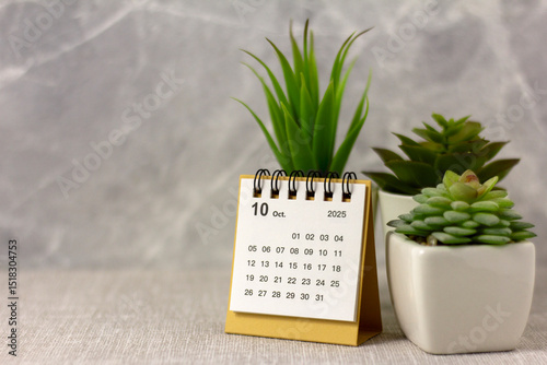 Desktop calendar for October 2025 on the desktop.