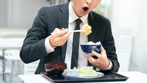 定食を食べる男性ビジネスマン