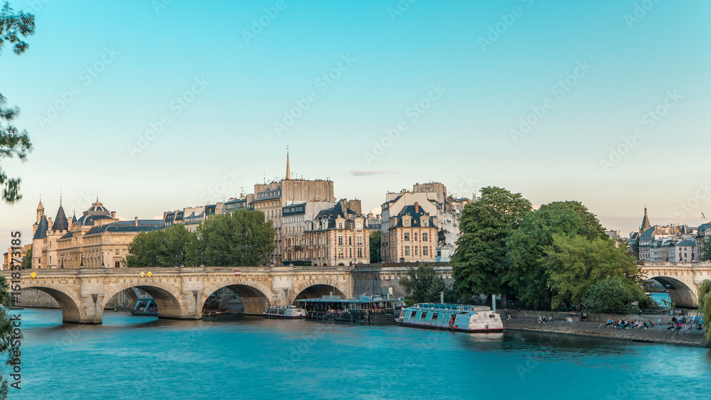 Obraz premium Sunset timelapse over Seine river, Pont Neuf bridge and Cite island with Royal palace. Paris, France