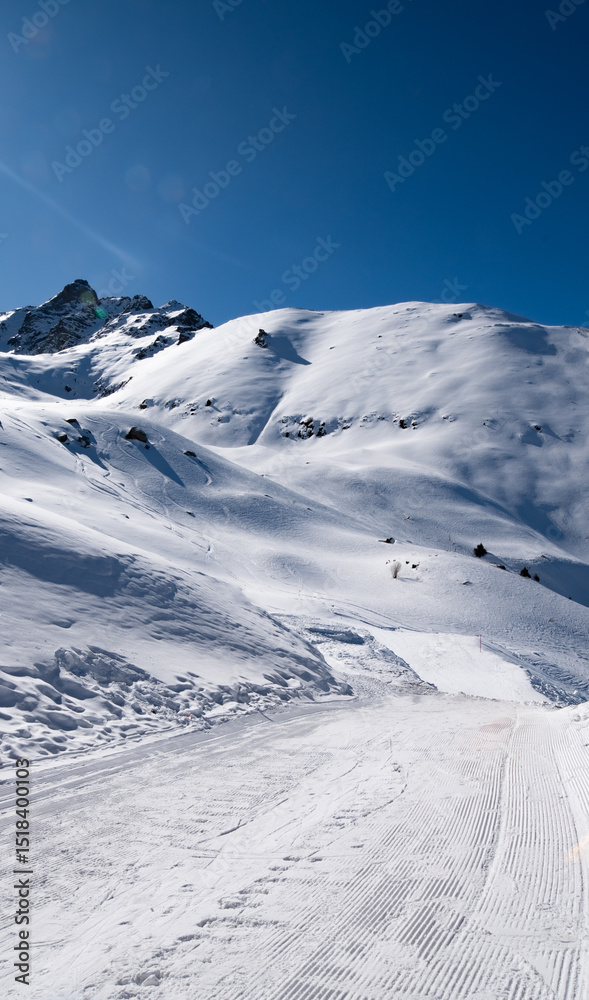 Obraz premium snowy mountains daylight landscape with fresh clear snow, bright sun, blue sky