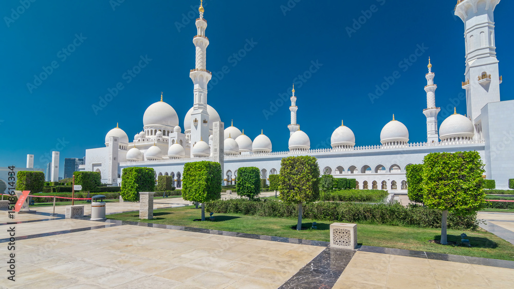 Obraz premium Sheikh Zayed Grand Mosque timelapse hyperlapse in Abu Dhabi, the capital city of United Arab Emirates