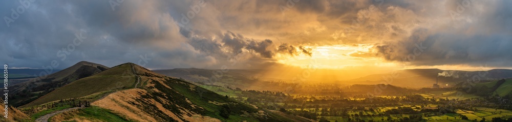 Obraz premium Hope valley and Mam Tor near Castleton. Peak District. England