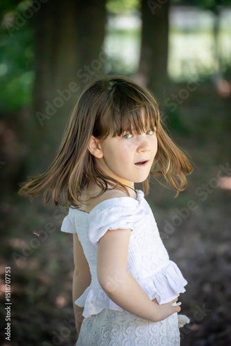 Giovane ragazza si mette in posa immitando le modelle 