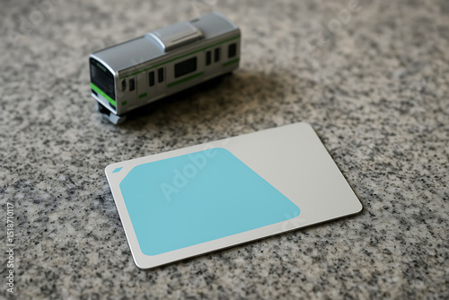 電車の交通系ICカードとテーブル3