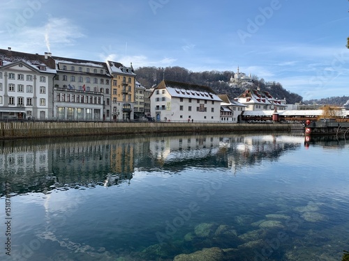 Tableau sur toile Stadt Luzern im Winter am Fluss Reuss mit Schnee