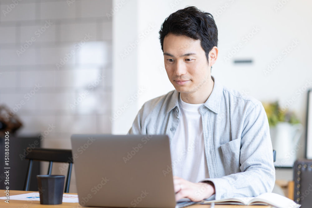 自宅で仕事をする男性 自宅で仕事をする男性