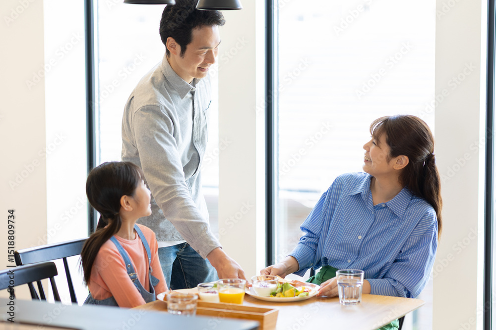 Fototapeta premium 食事を運ぶ男性
