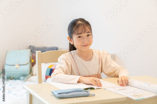 自室で勉強する女の子