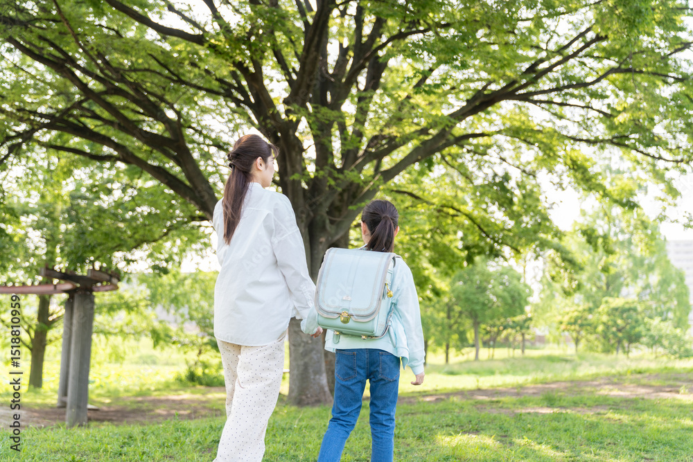 Fototapeta premium 手を繋いで歩く親子