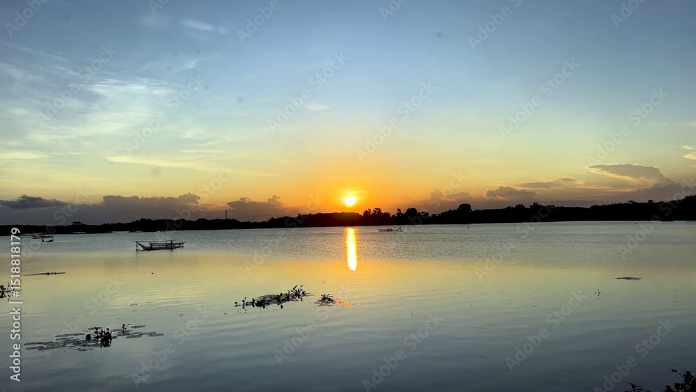 Obraz premium Serene Sunset over Calm Waters A Peaceful Evening Landscape