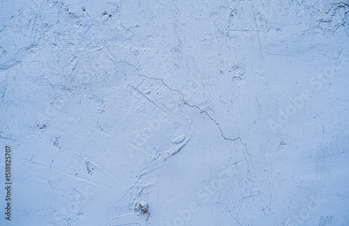 Textura de pared azul clara con grieta central y superficie rugosa