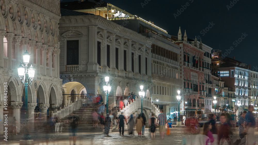 Obraz premium Waterfront and the bridge Ponte della Paglia timelapse near Palace of the doges and the palazzo delle Prigioni at night.
