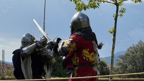 Combattimento con spada a due mani fra cavalieri photo