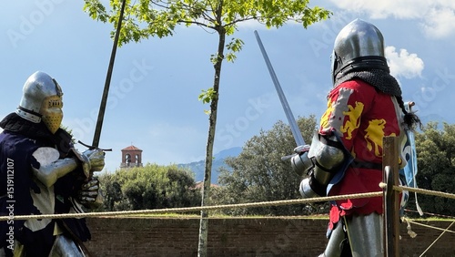 Battaglia fra cavalieri in armatura medievale
