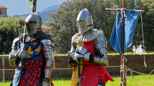 Cavalieri in piedi in attesa del combattimento photo