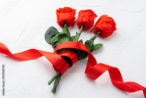 赤い薔薇の花とリボンの贈り物イメージ