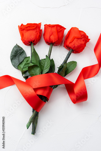 赤い薔薇の花とリボンの贈り物イメージ
