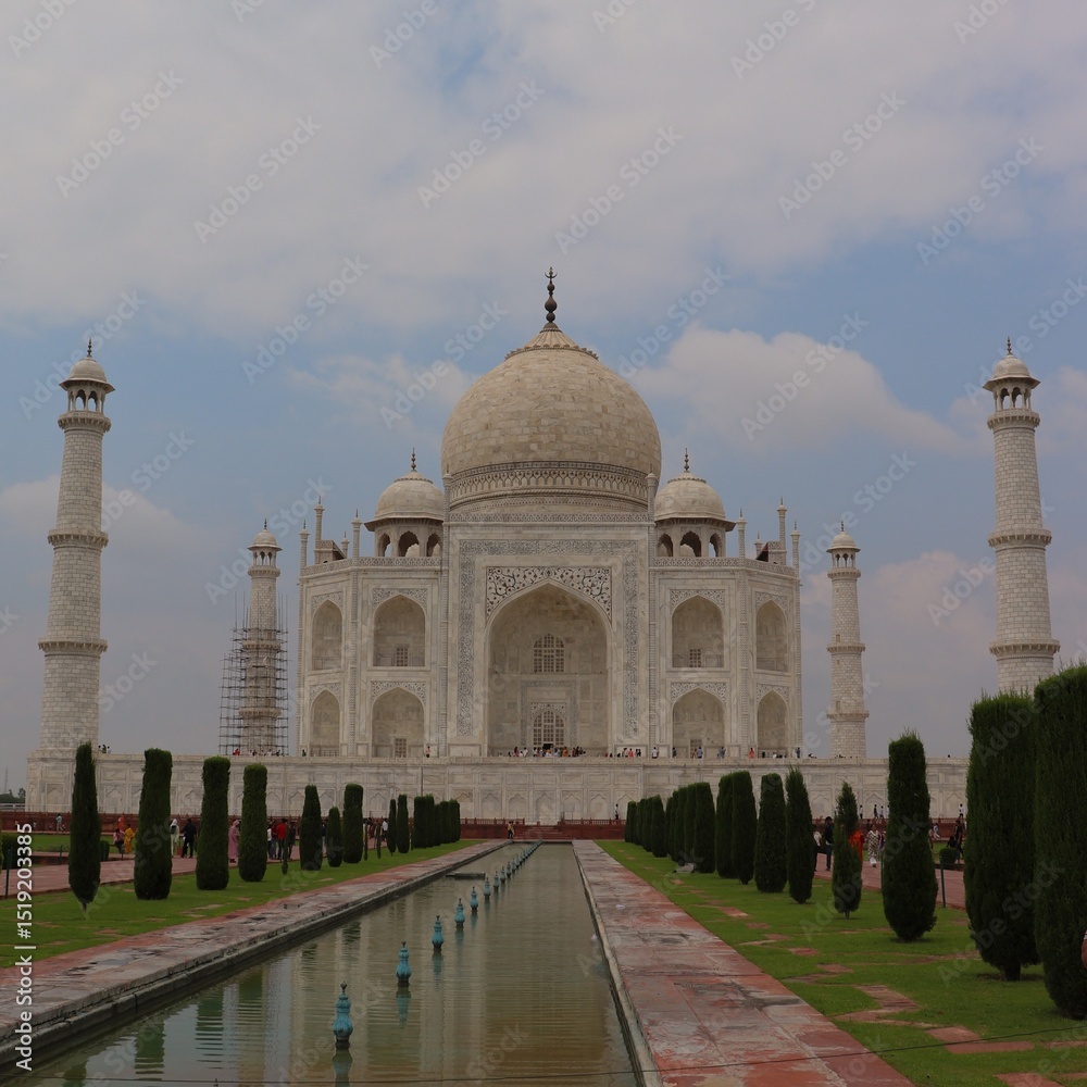 Fototapeta premium The Taj Mahal is an ivory-white marble mausoleum on the right bank of the river Yamuna in Agra, India. It was commissioned in 1631 by the fifth Mughal emperor, Shah Jahan.