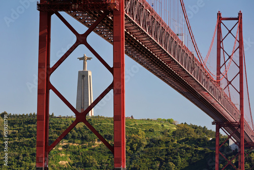 Lissabon - Blick auf Cristo Rei durch die Brücke des 25. April