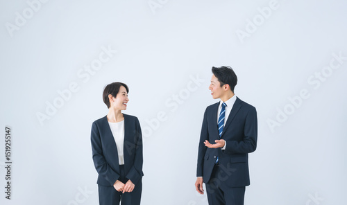 Plakat 笑顔で会話する男女ビジネスパーソンのグループ