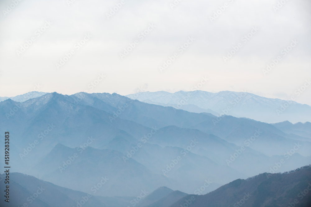 Obraz premium 겹겹이 쌓여있는 안개 낀 산능선.