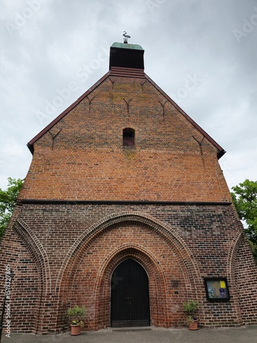 St.-Elisabeth-Kirche. Die evangelisch-lutherische denkmalgeschützte Kirche St. Elisabeth steht in Hude, einer Gemeinde im Landkreis Oldenburg von Niedersachsen. photo