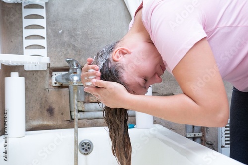 Valokuva Woman washing long hair in a bathtub