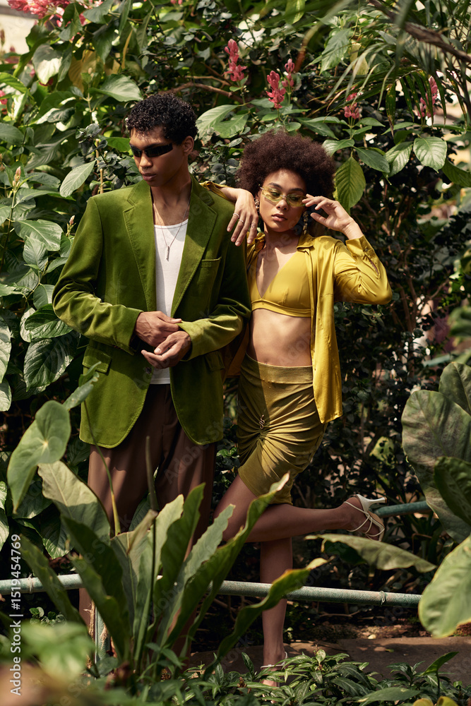 Obraz premium Young couple shares a romantic moment amid lush greenery in a vibrant greenhouse