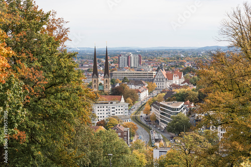 Stadtpanorama von Bielefeld in Nordrhein-Westfalen, aufgenommen vom Johannisberg aus, mit Blick auf die Neustädter Marienkirche – ein charakteristisches Stadtbild im Herzen Deutschlands
