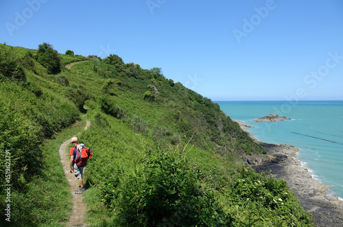 GR 34 le sentier des douaniers en Bretagne en France : de Saint-Jacut-de-la-Mer à Saint-Cast-le-Guildo (baie de l'Arguenon, ruines du château du Guildo)