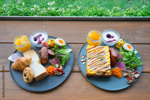 緑の美しい季節に、休暇で滞在したホテルの屋外のテラスでいただくラグジュアリーな朝食の風景