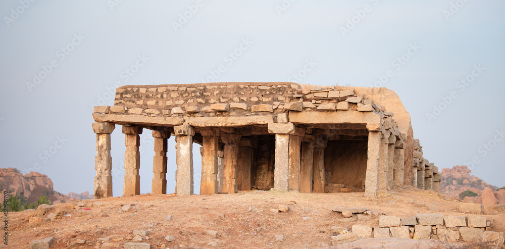 Obraz premium Dhwaja Stambha at Chandikesvara Temple, Hemakuta Hill, ruin in Hampi, South India, ancient Vijayanagara Empire, hindu culture and religion