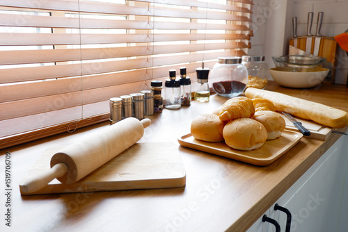 Fototapeta Naklejka Na Ścianę i Meble -  The bread and the delicious-looking croissant are placed on a tray.