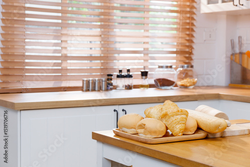 Fototapeta Naklejka Na Ścianę i Meble -  The bread and the delicious-looking croissant are placed on a tray.