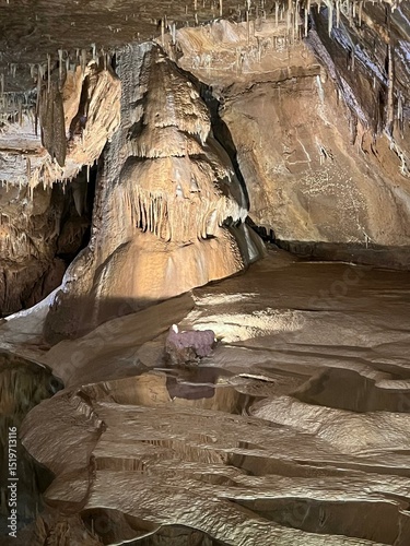 Grotte en France avec des stalactites 